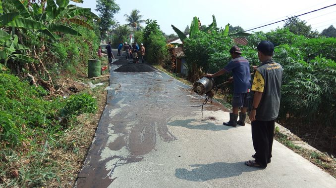 Pengaspalan Jalan Desa Tahap Ketiga